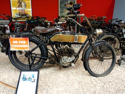 1914_Peugeot_350_MC_3,5cv_Musée_de_la_Moto_et_du_Vélo,_Amneville,_France,_pic-001