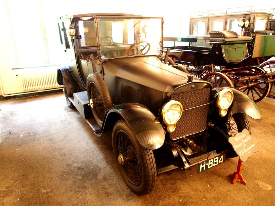 1924_Winton_Six_Limousine_Landaulette_van_HM_Koningin_Emma,_foto2