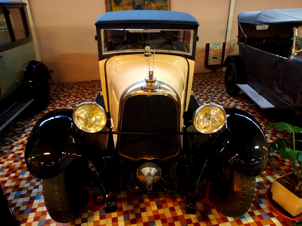 1924_Avions_Voisin_C4_four_cylinder_without_valve_8CV_Coach_body,_4_seats,_at_the_Musée_Automobile_de_Vendée_pic-1