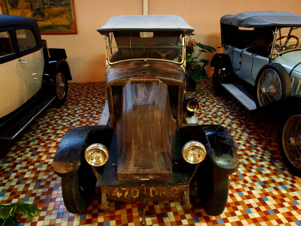 1922_Renault_KJ,_four_cylinder_monoblock_6CV_torpedo_carosserie,_at_the_Musée_Automobile_de_Vendée_pic-3
