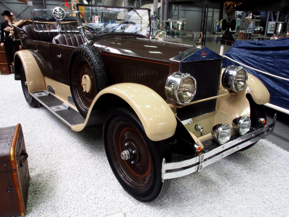 1920_Beige-brown_Moon_6-28_Dual-Windshield_Touring_pic2
