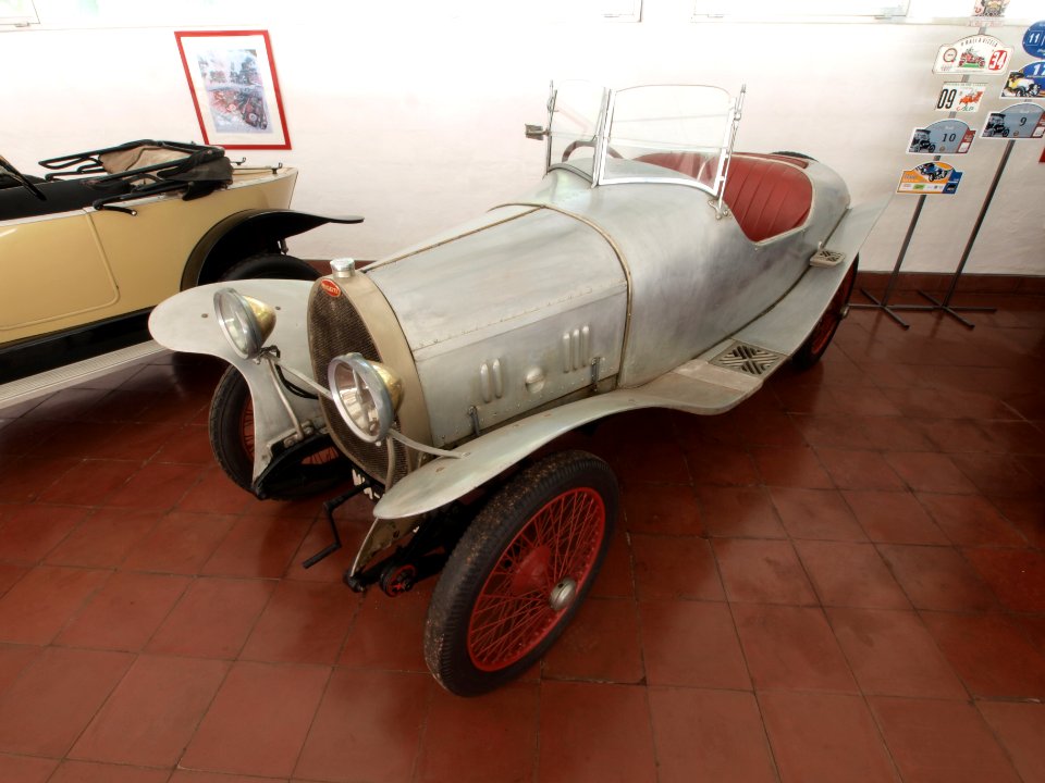 1924_Bugatti_23,_40hp,_1496cc,_100kmh_p2