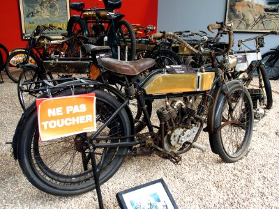 1914_Peugeot_350_MC_3,5cv_Musée_de_la_Moto_et_du_Vélo,_Amneville,_France,_pic-003