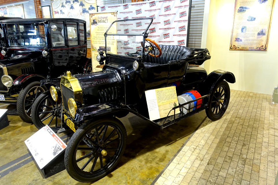 1915_Ford_Model_T_-_Automobile_Driving_Museum_-_El_Segundo,_CA_-_DSC01820