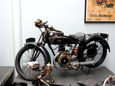 1927_Gillet_Herstal,_Tour_du_monde,_350cm3,_Musée_de_la_Moto_et_du_Vélo,_Amneville,_France
