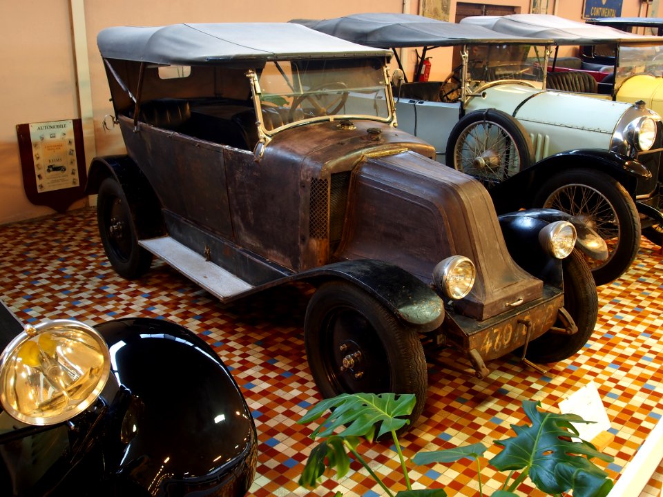 1922_Renault_KJ,_four_cylinder_monoblock_6CV_torpedo_carosserie,_at_the_Musée_Automobile_de_Vendée_pic-1