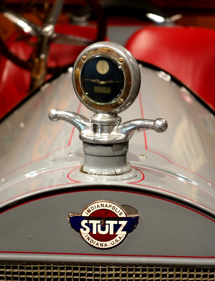 1914_Stutz_Bearcat_hood_detail_-_Collings_Foundation_-_Massachusetts_-_DSC07158