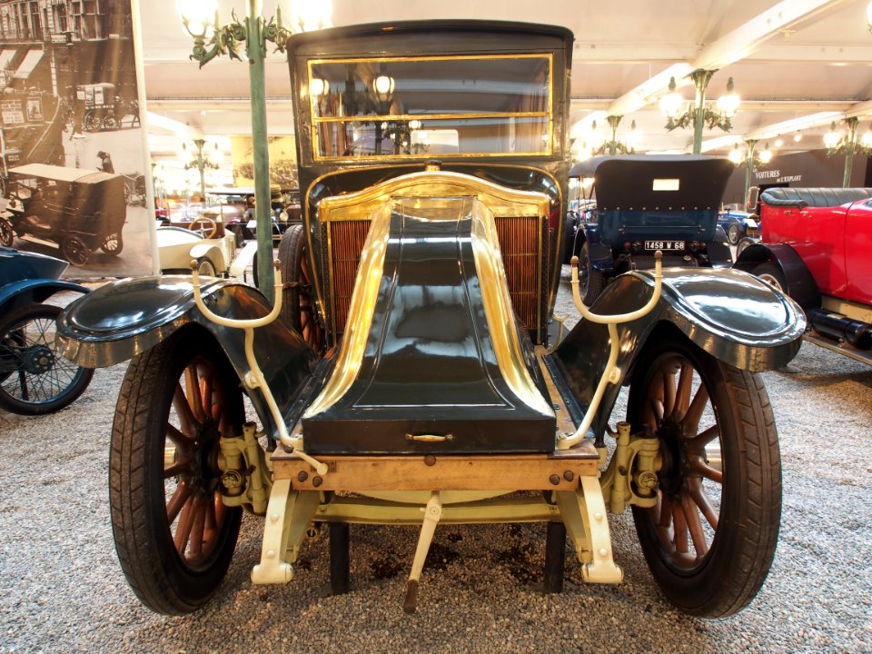 1920_Renault_Limousine_EU,_4_cylinder,_12hp,_2815cm3,_60kmh,_photo_2