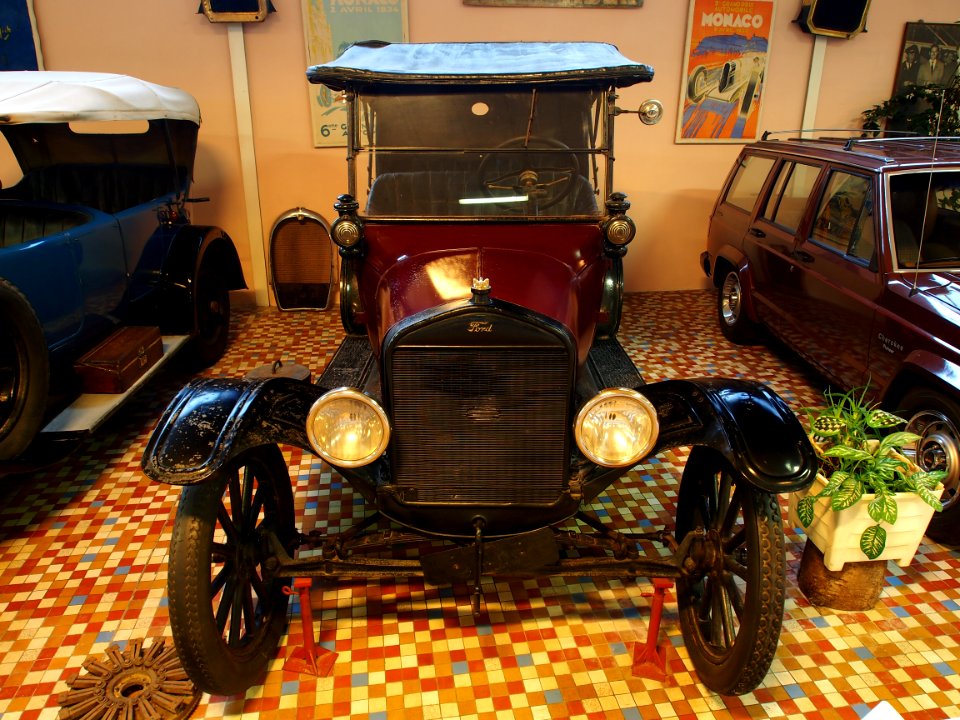 1921_Ford_T,_14CV,_4_seater_tourer,_at_the_Musée_Automobile_de_Vendée_pic-1