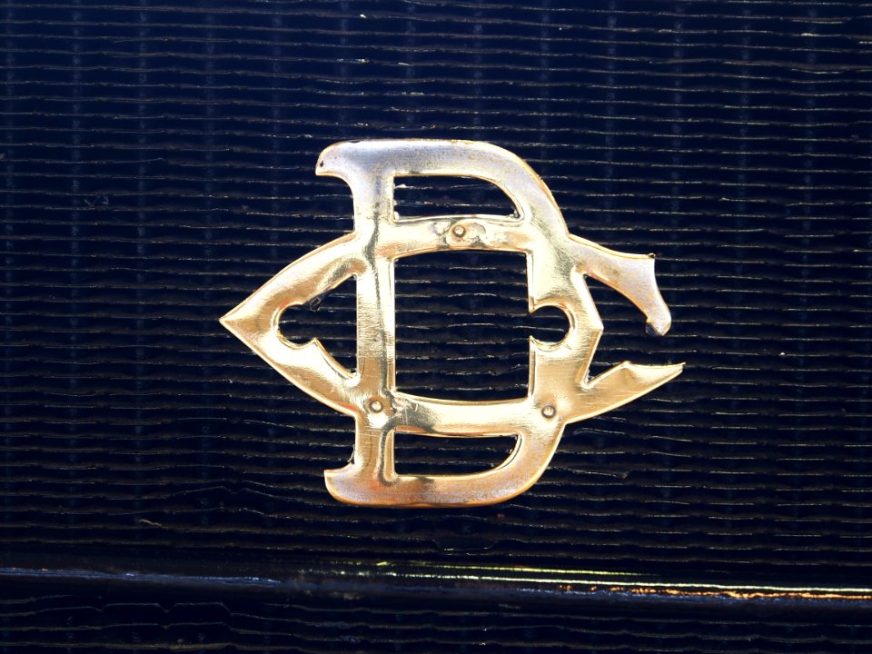 1926_Delaugere_et_Clayette_V,_4_cyl_10CV_logo_at_the_Musée_Automobile_de_Vendée_pic-1