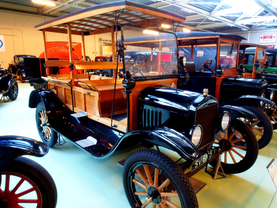 1921_Ford_T_Personenbus
