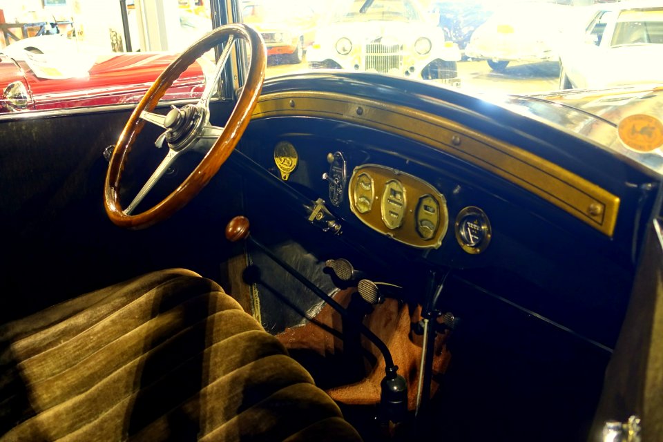 1928_Buick_Standard_6,_Model_27_-_Automobile_Driving_Museum_-_El_Segundo,_CA_-_DSC02116
