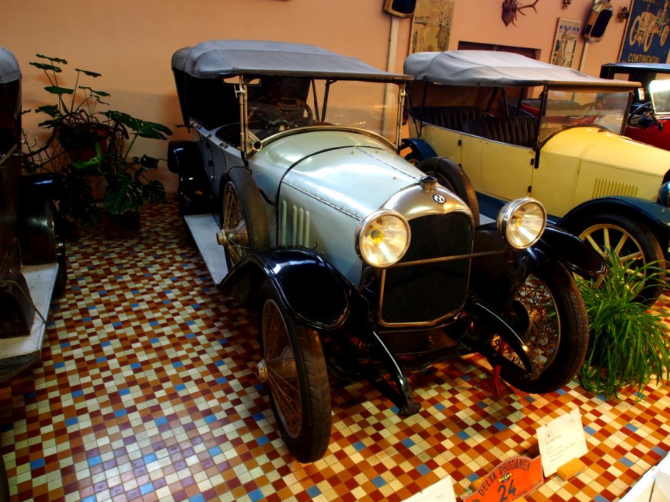 1923_Rolland_Pilan_R_P,_four_cylinder_10CV_torpedo_carosserie,_at_the_Musée_Automobile_de_Vendée_pic-2