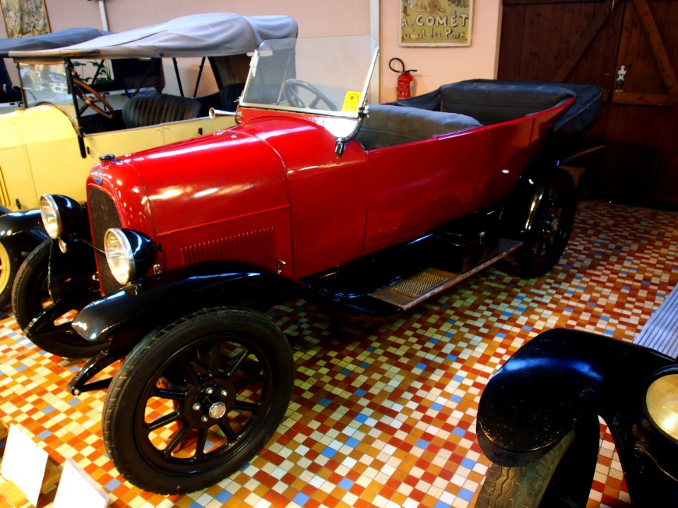 1921_Fiat_501_Torpedo_10CV,_1450cc,_4cyl,_at_the_Musée_Automobile_de_Vendée_pic-2