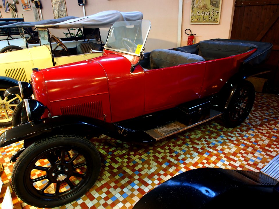 1921_Fiat_501_Torpedo_10CV,_1450cc,_4cyl,_at_the_Musée_Automobile_de_Vendée_pic-3