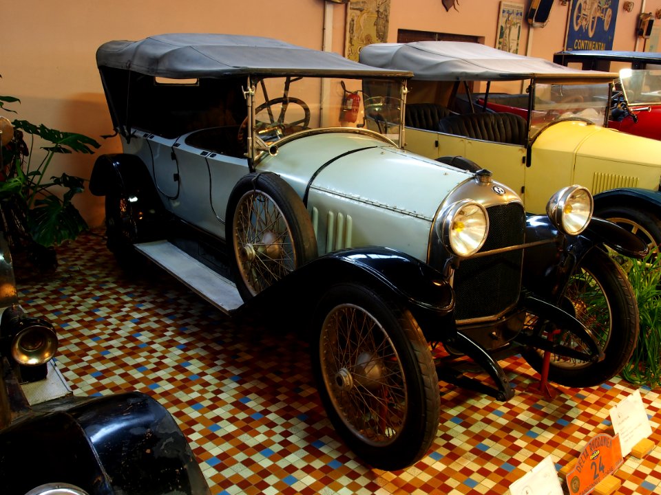 1923_Rolland_Pilan_R_P,_four_cylinder_10CV_torpedo_carosserie,_at_the_Musée_Automobile_de_Vendée_pic-1