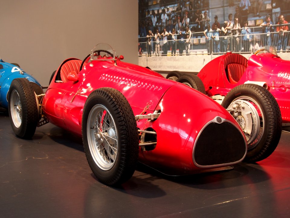 1939_Maserati_GP_4CL,_4_cylinder,_1492cm3,_220hp,_230kmh,_photo_1