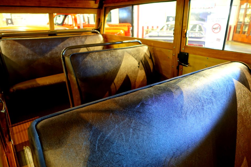 1939_Chevrolet_woodie_station_wagon_interior_-_Automobile_Driving_Museum_-_El_Segundo,_CA_-_DSC01672