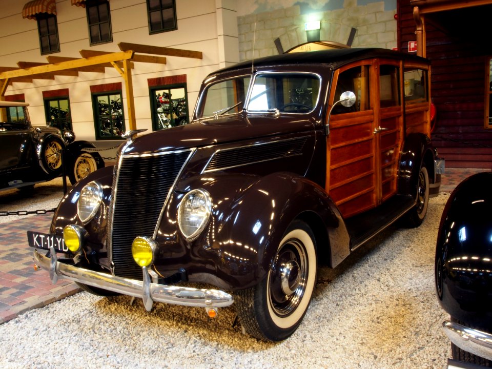 1937_Ford_V8_78_-_790_Stationcar_black_woody_vr_pic1