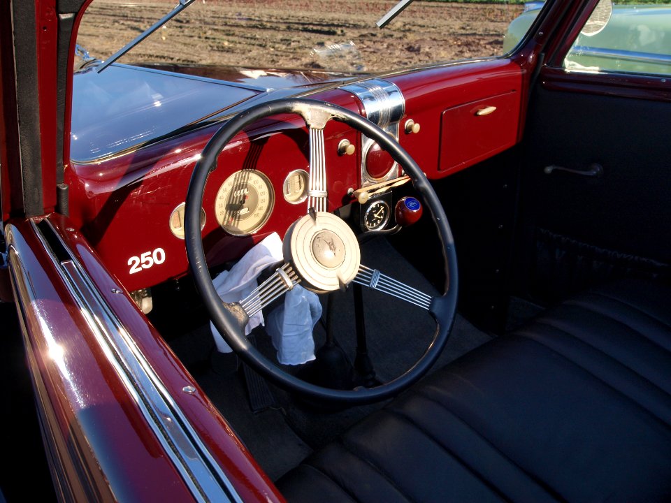 1935_Ford_V8,_Dutch_licence_registration_DR-69-33,_pic2