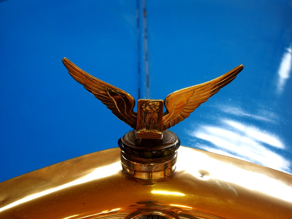 1926_Delaugere_et_Clayette_V,_4_cyl_10CV_ornament_at_the_Musée_Automobile_de_Vendée_pic-3