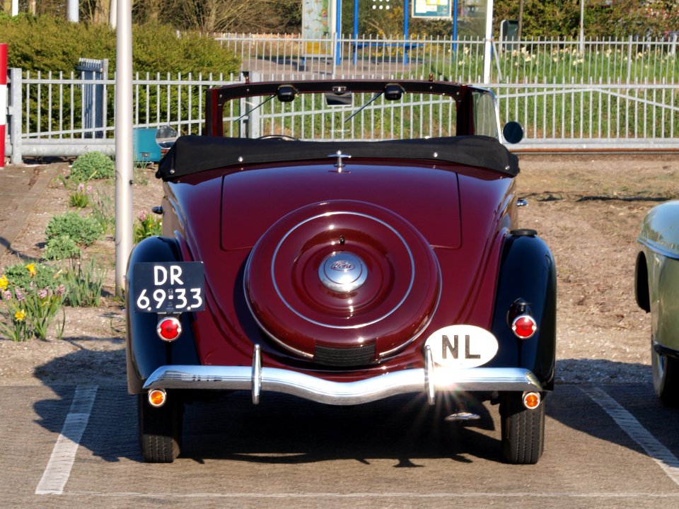 1935_Ford_V8,_Dutch_licence_registration_DR-69-33,_pic1