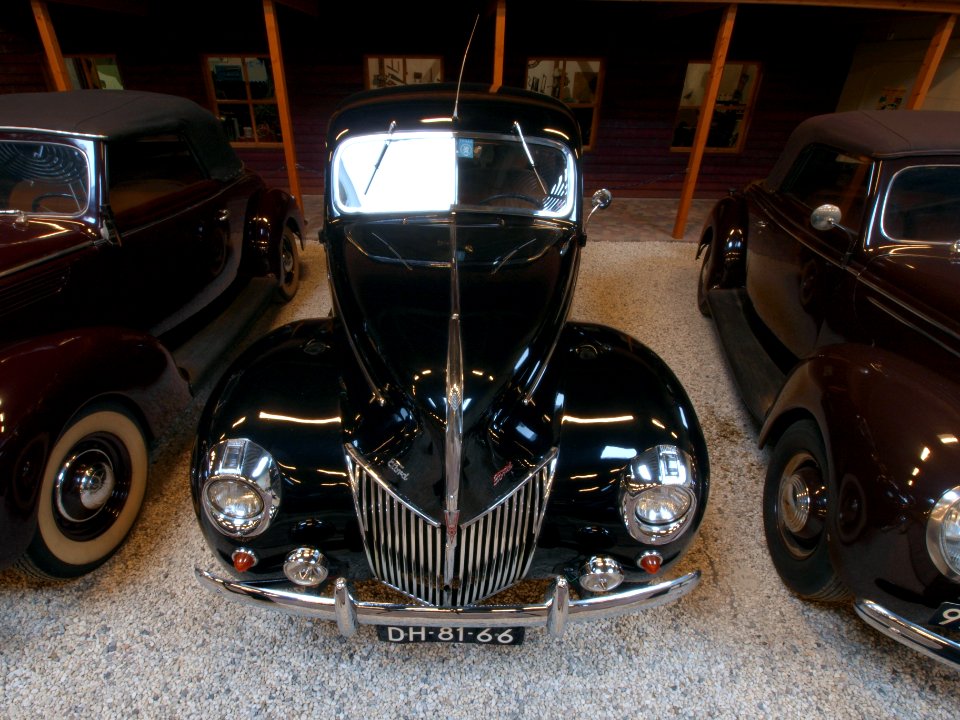 1939_Ford_70_L_Tudor_Sedan_pic1