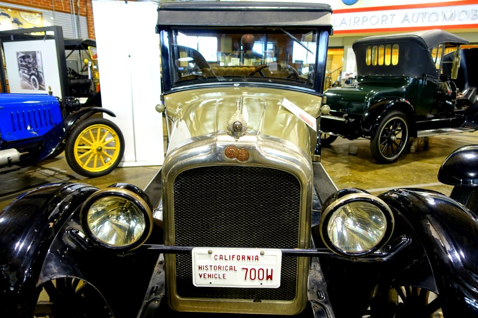 1926_Pontiac_Two_Door_Coach_-_Automobile_Driving_Museum_-_El_Segundo,_CA_-_DSC02104