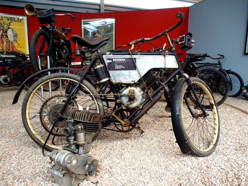 1901_Bruneau_2cv,_Musée_de_la_Moto_et_du_Vélo,_Amneville,_France,_pic-001