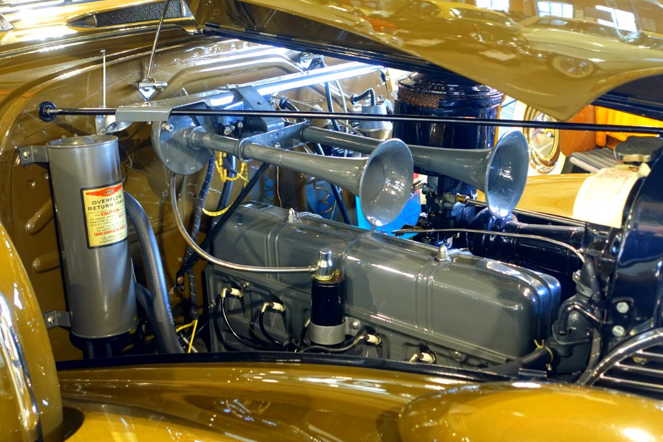 1939_Chevrolet_woodie_station_wagon_-_Automobile_Driving_Museum_-_El_Segundo,_CA_-_DSC01658