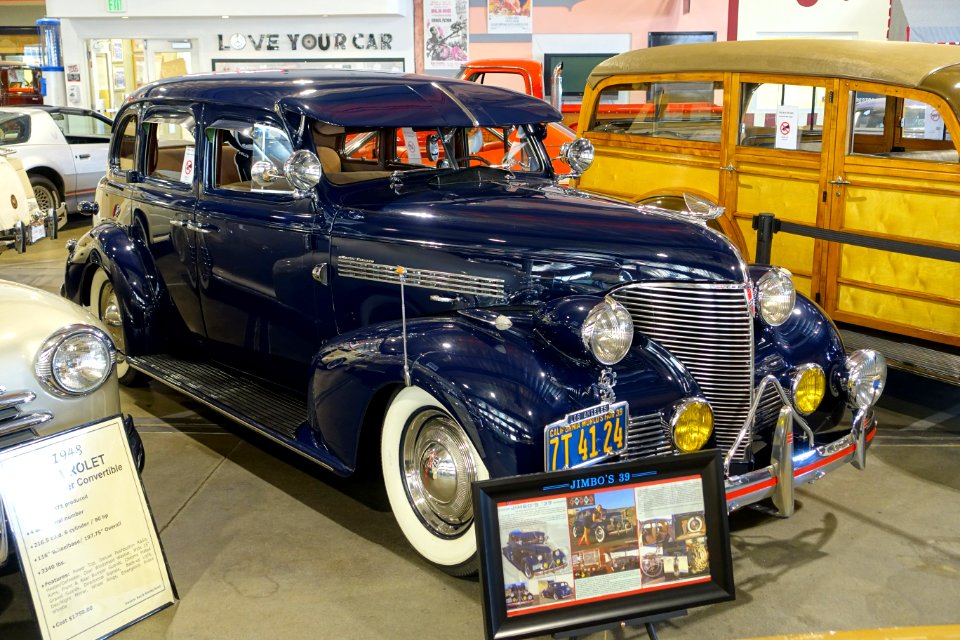 1939_Chevrolet_Master_Deluxe_-_Automobile_Driving_Museum_-_El_Segundo,_CA_-_DSC01636