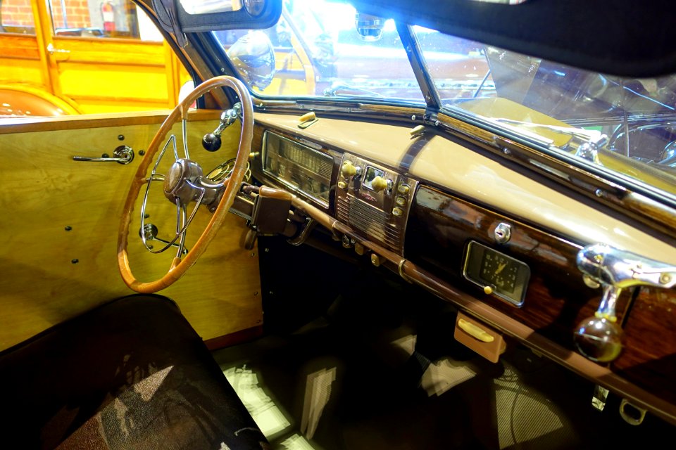 1939_Chevrolet_woodie_station_wagon_interior_-_Automobile_Driving_Museum_-_El_Segundo,_CA_-_DSC01670