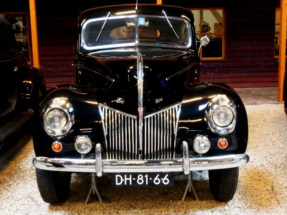 1939_Ford_70_L_Tudor_Sedan_pic4