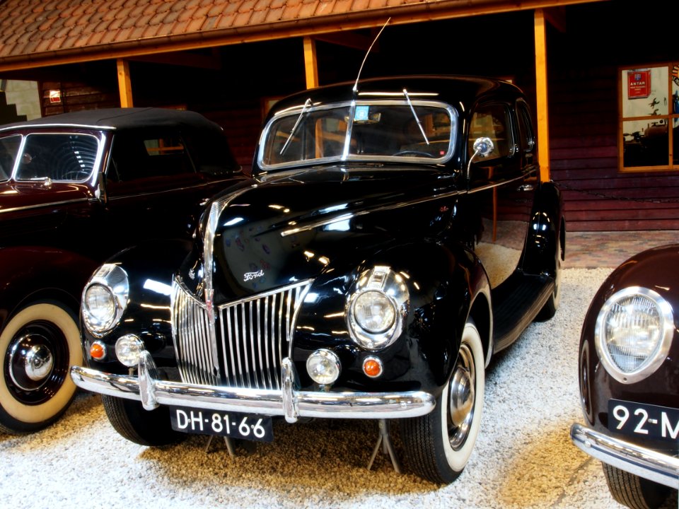 1939_Ford_70_L_Tudor_Sedan_pic3