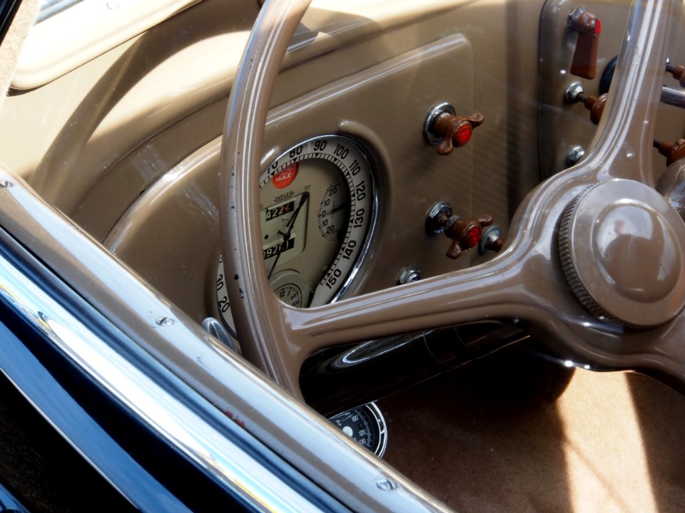 1939_Peugeot_402_B_E,_pict4