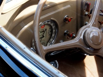 1939_Peugeot_402_B_E,_pict4