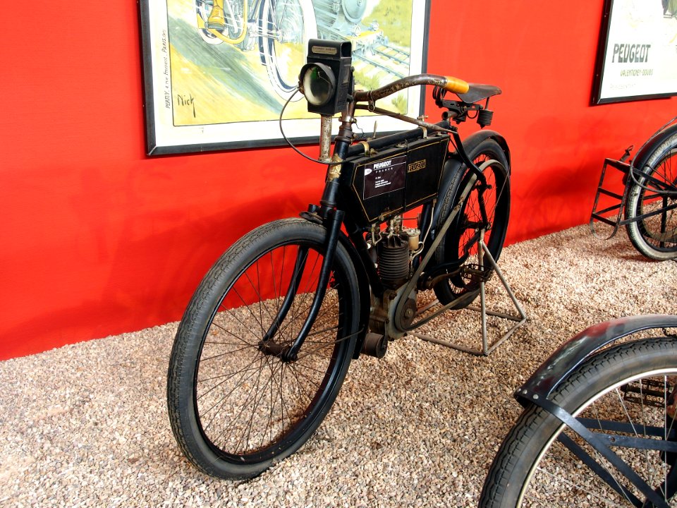1902_Peugeot_C-2cv,_Musée_de_la_Moto_et_du_Vélo,_Amneville,_France