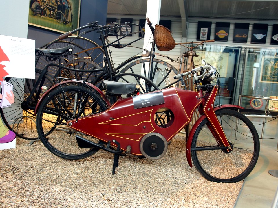 1925_Elite_2T_70cm3,_Musée_de_la_Moto_et_du_Vélo,_Amneville,_France,_pic-001