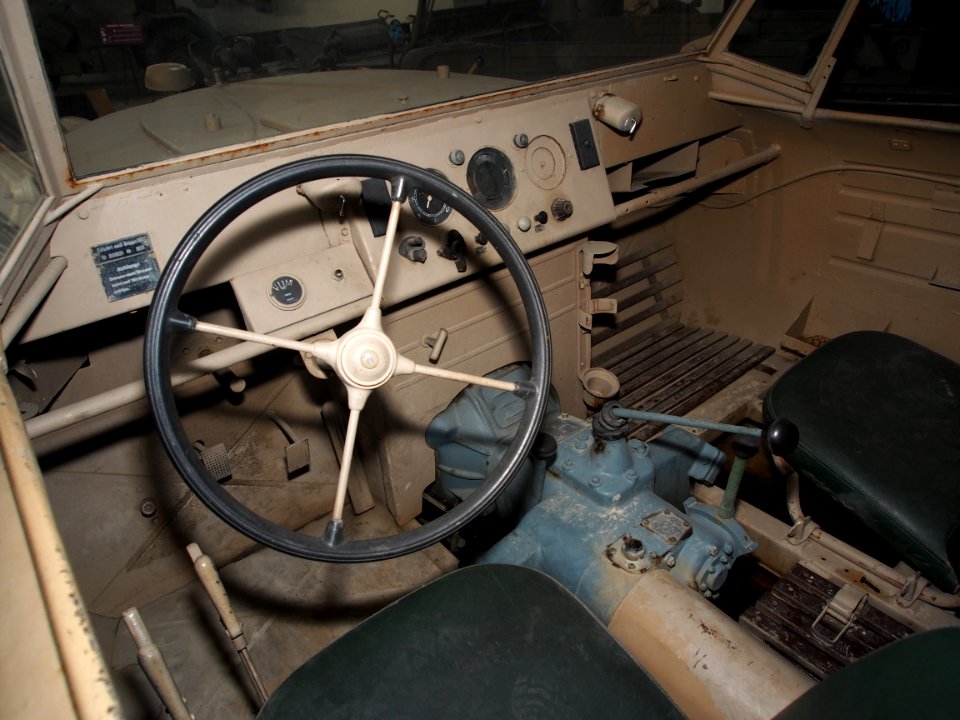 1935_Trippelwagen_(amphibian),_Musée_des_Blindés,_France,_pic-4