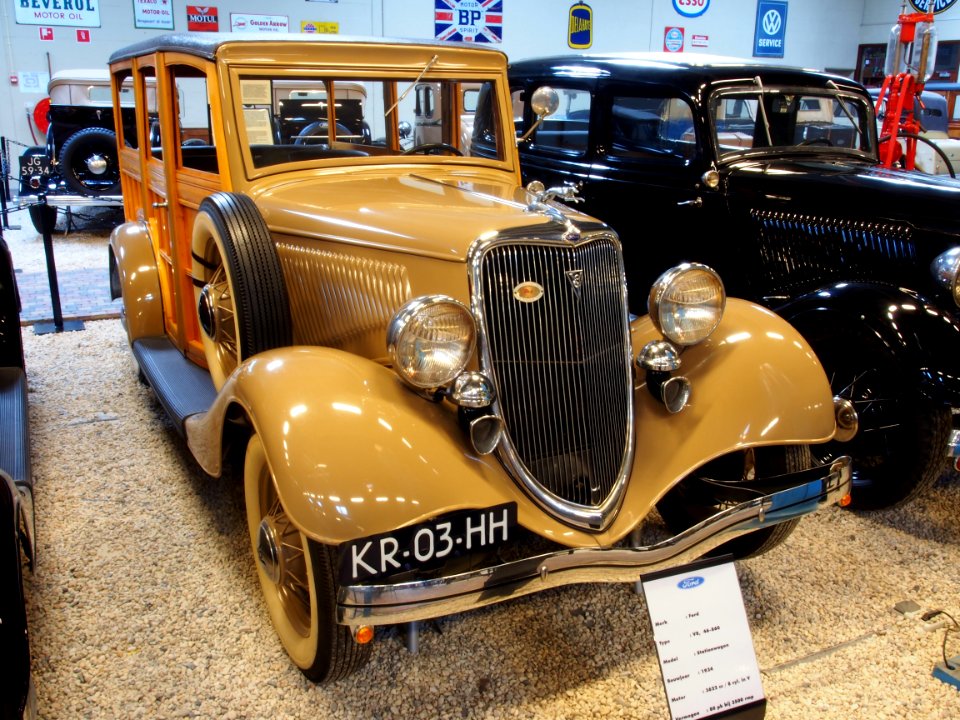 1934_Ford_V8,_46-860_Stationwagon
