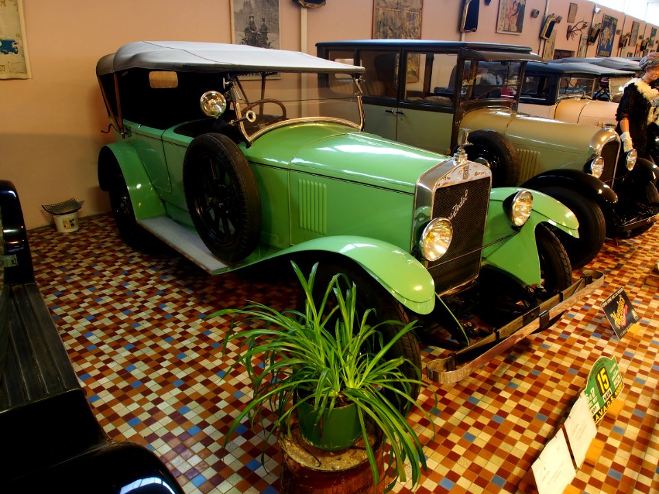 1925_Donnet_Zedel_C16,_4_cyl,_11CV_Tourer_at_the_Musée_Automobile_de_Vendée_pic-2