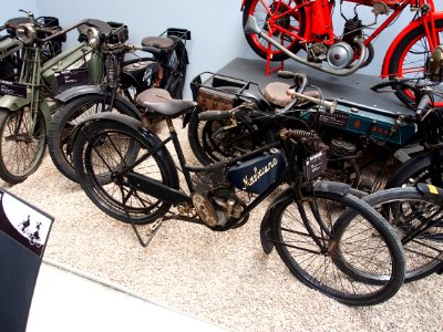 1925_Motobecane_MB1,_Musée_de_la_Moto_et_du_Vélo,_Amneville,_France,_pic-001