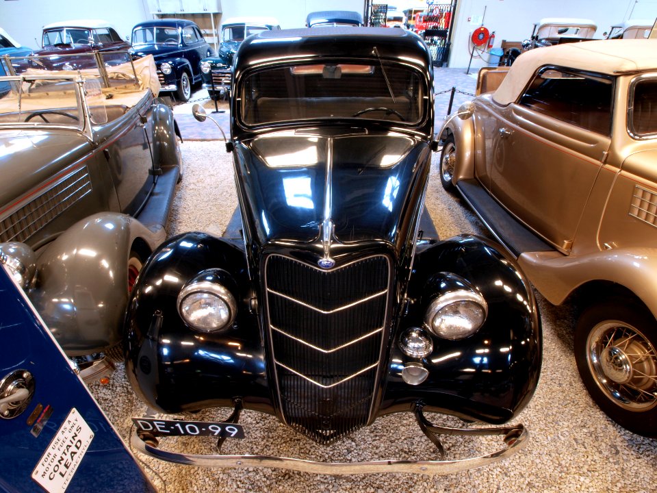 1935_Ford_770_pic2