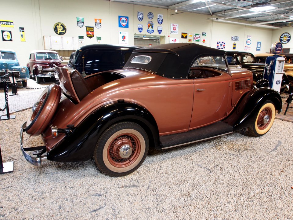 1935_Ford_710_Roadster_pic16