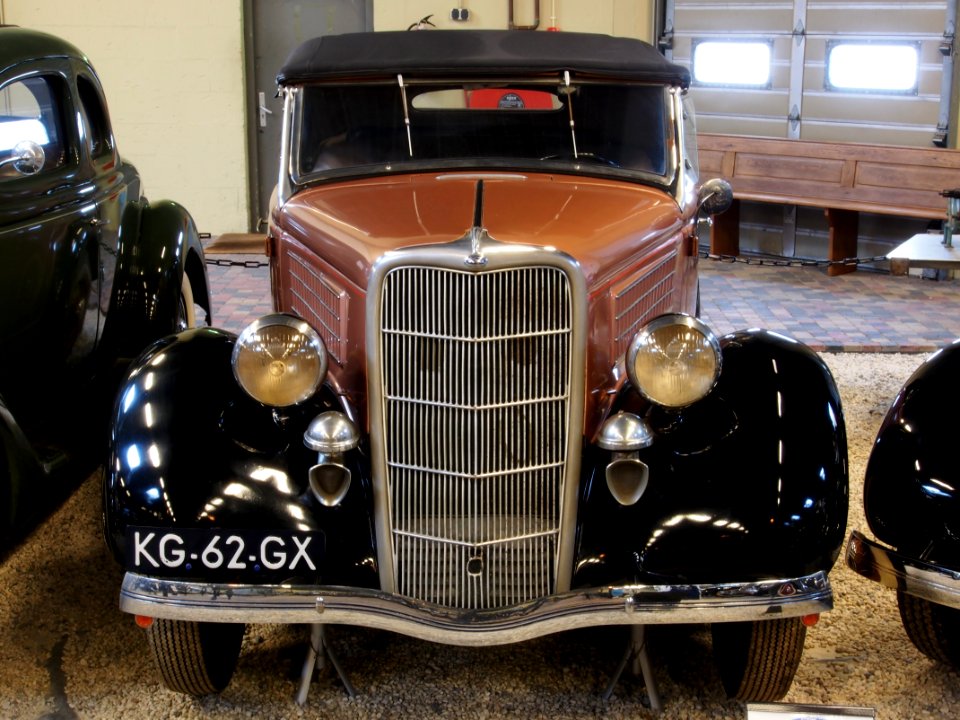 1935_Ford_710_Roadster_pic2