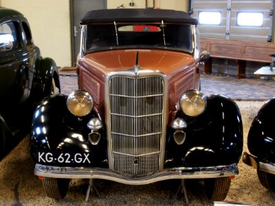 1935_Ford_710_Roadster_pic2