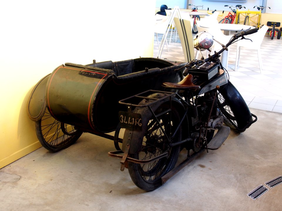 1922_Gnome_Rhone_D_5cv,_Musée_de_la_Moto_et_du_Vélo,_Amneville,_France,_pic-001