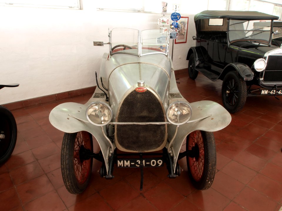 1924_Bugatti_23,_40hp,_1496cc,_100kmh_p1