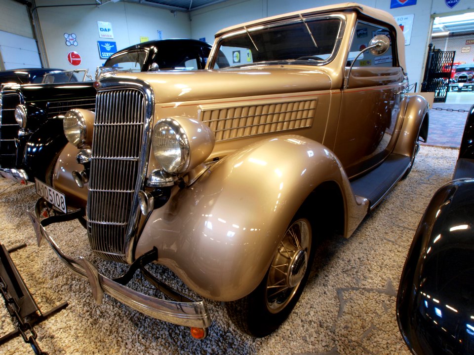 1935_Ford_760_Cabriolet_pic1