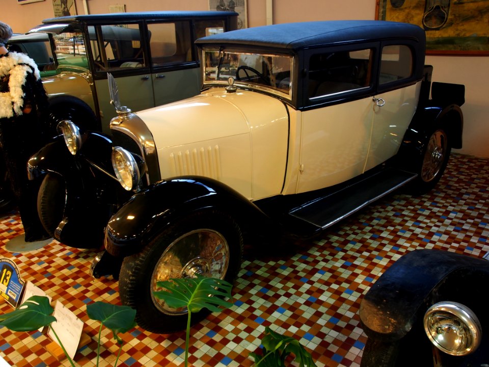1924_Avions_Voisin_C4_four_cylinder_without_valve_8CV_Coach_body,_4_seats,_at_the_Musée_Automobile_de_Vendée_pic-5